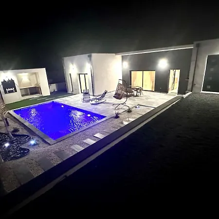 Neuve Piscine Bali Vue Pyrenees 5 Min Cite Вилла